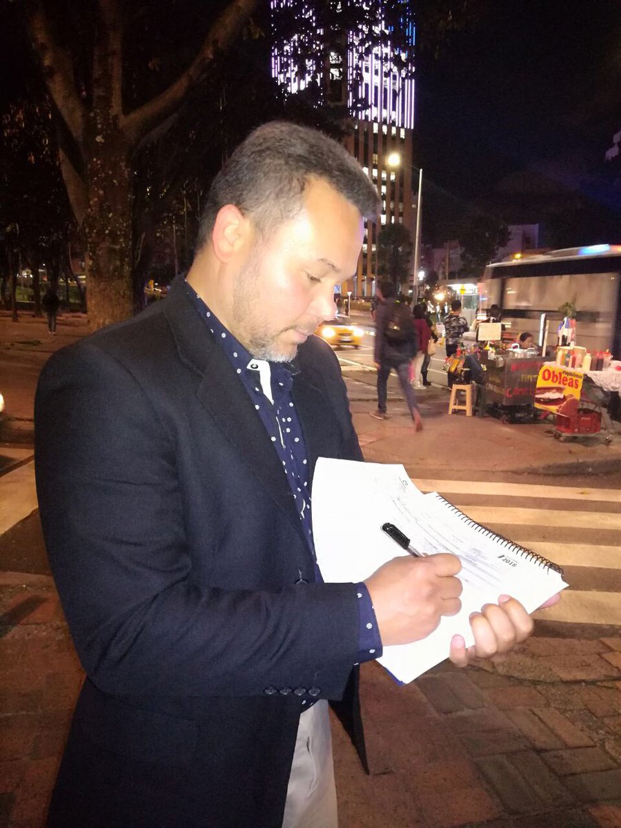 MejorVargasLle's tweet photo. Gran día para #MejorVargasLleras comenzó con entusiasmo recolección de firmas. @German_Vargas https://t.co/oK4bfFcB8l