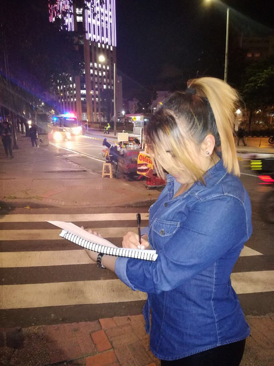 MejorVargasLle's tweet photo. Gran día para #MejorVargasLleras comenzó con entusiasmo recolección de firmas. @German_Vargas https://t.co/oK4bfFcB8l