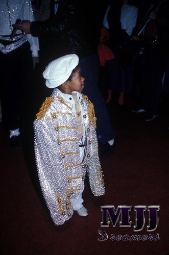 Wearing MJ's jacket <a href="/BadHumanNature/">ᴷᴵᴺᴳ ᴼᶠ ᴾᴼᴾ</a>