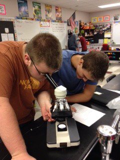 MHeimScience's tweet photo. Checking out those plant cells! #HeimCPBio2 https://t.co/iuoJzVP09I