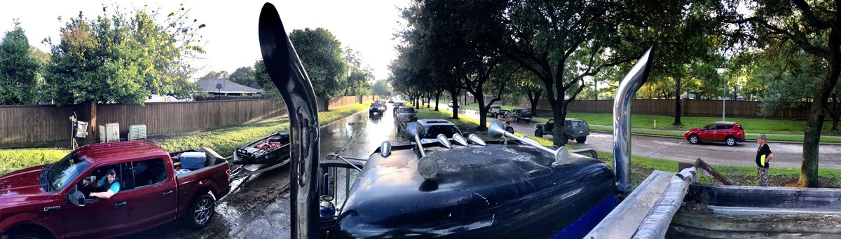 KHOUPhotogs's tweet photo. People helping people.  That is the Spirit of #TexasStrong #Houston https://t.co/YFc6KkAK06