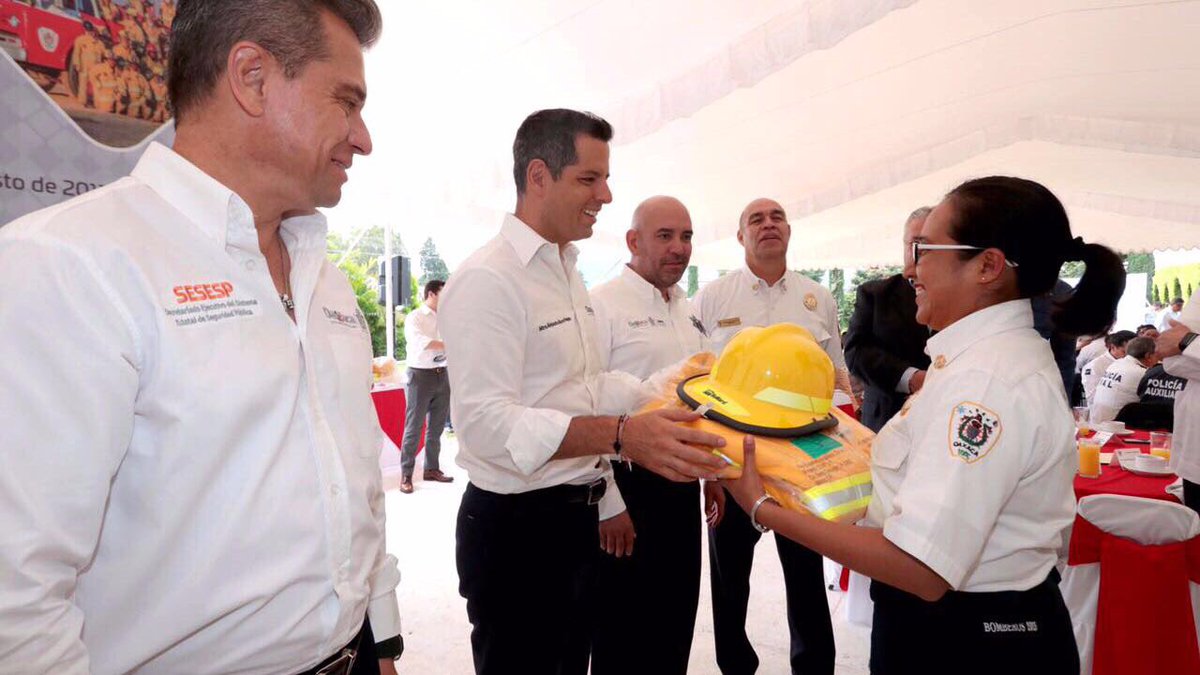 alejandromurat's tweet photo. Ahora @Bomberos_GobOax tienen Camión Spartan, Ambulancia Tipo II, Vehículo para extracción de víctimas y 30 equipos de protección personal. https://t.co/a7YGSuHwbz