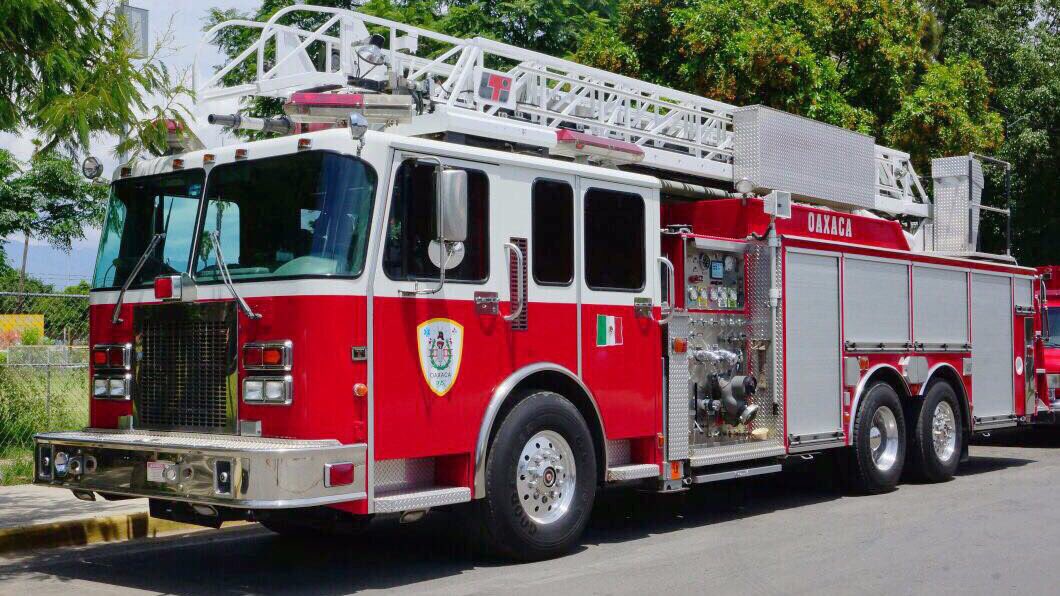 alejandromurat's tweet photo. Ahora @Bomberos_GobOax tienen Camión Spartan, Ambulancia Tipo II, Vehículo para extracción de víctimas y 30 equipos de protección personal. https://t.co/a7YGSuHwbz