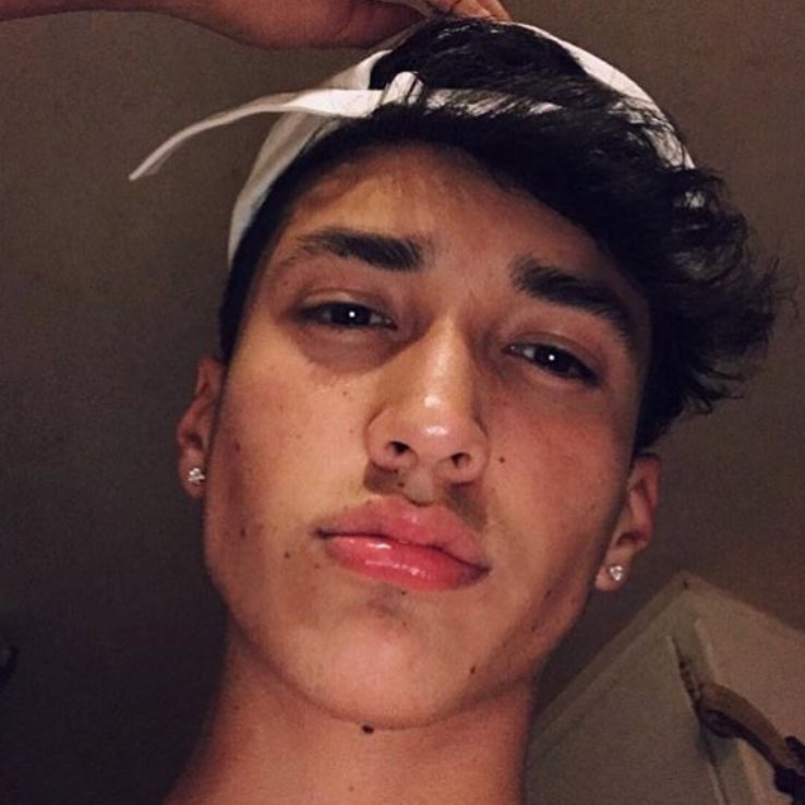 KIWInoFRUITARCH's tweet photo. was fixing my hat usin my front camera n accidentally took a picture lol  #.NewProfilePic https://t.co/MUBRn5TTr5