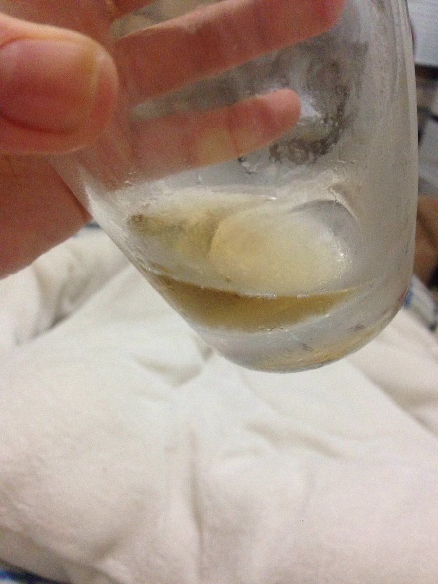pamwurdel's tweet photo. Faz de conta que isso é um copo de wisky e estou afogando minha tristeza aqui! https://t.co/Q2XzMmOuv6