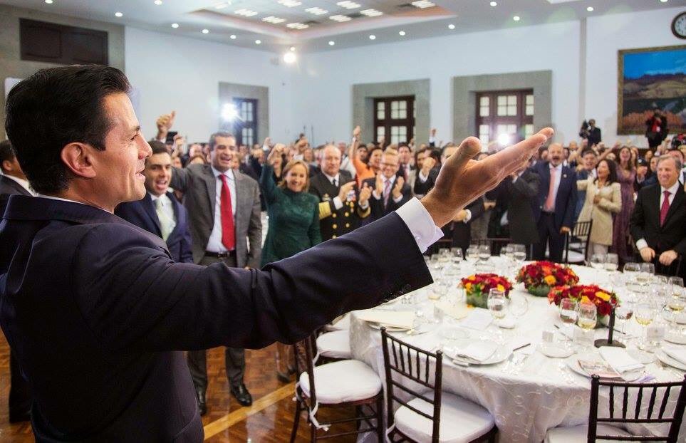 EnriqueOchoaR's tweet photo. Muy productiva reunión del Presidente @EPN con las Diputadas y los Diputados de los grupos parlamentarios de @DiputadosPRI y del #PVEM. https://t.co/qSc1hVEIPi
