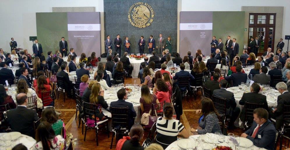 EnriqueOchoaR's tweet photo. Muy productiva reunión del Presidente @EPN con las Diputadas y los Diputados de los grupos parlamentarios de @DiputadosPRI y del #PVEM. https://t.co/qSc1hVEIPi