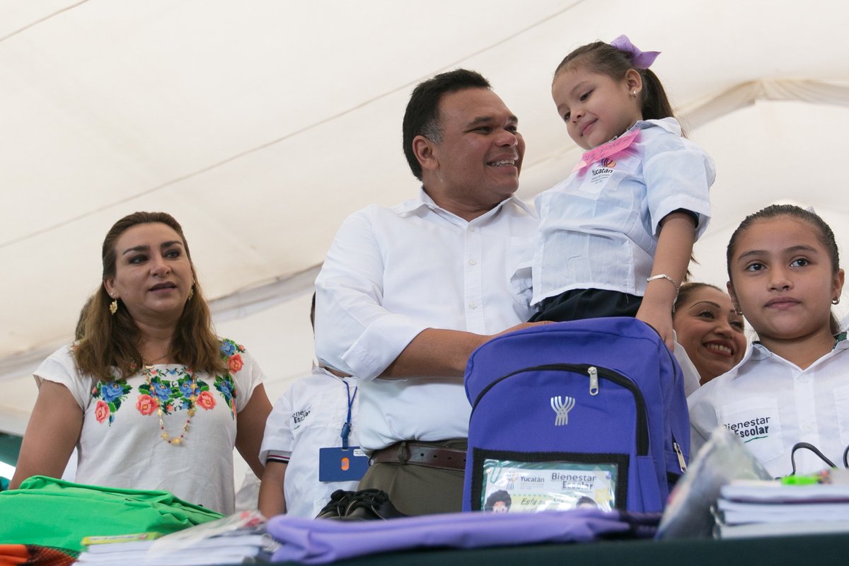 RolandoZapataB's tweet photo. Ya son más de un millón de paquetes de #BienestarEscolar los que hemos entregado en los últimos cinco años. https://t.co/WpoUX6OVXg