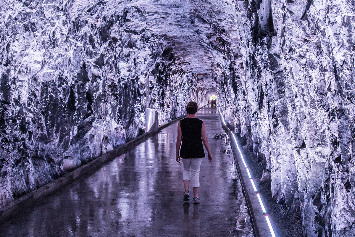 blogTO's tweet image. You can now explore this incredible glowing tunnel in #Ontario. bit.ly/2vqjoPn