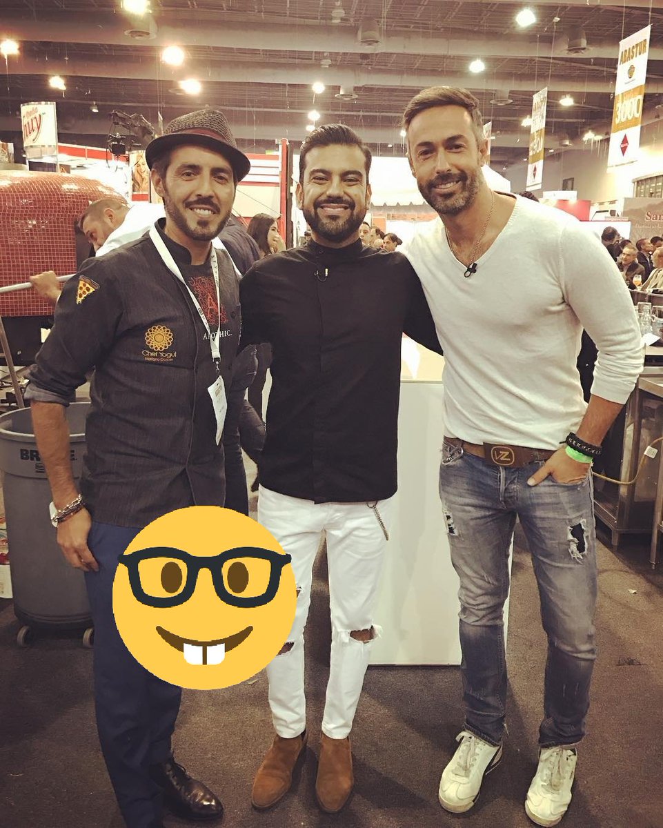banditamariano's tweet photo. Ya con @chefyogui y con @Carlos_ArenasTv #LaPizzaDeMariano #CampeonatoPizzaMx #AllStarChef https://t.co/4TfeW2BA5s