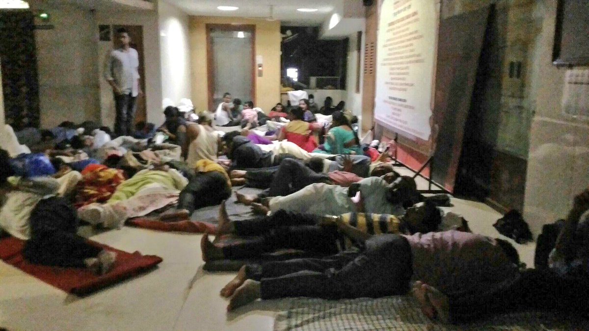 SinghLions's tweet photo. Dadar Sikh Gurudwara served food &amp; provided shelter all night to Mumbaikars. Sikhs also sent food to Dadar Stn. &amp; Tata Hospital #MumbaiRains https://t.co/OWGR0UkWoM