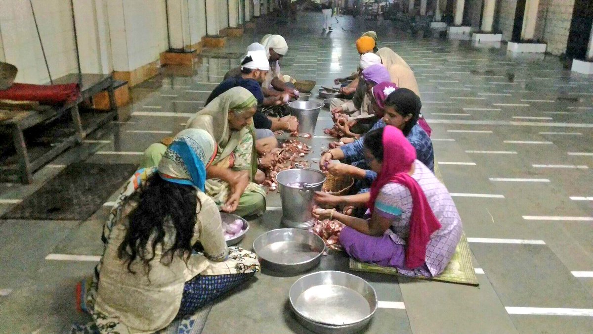 SinghLions's tweet photo. Dadar Sikh Gurudwara served food &amp; provided shelter all night to Mumbaikars. Sikhs also sent food to Dadar Stn. &amp; Tata Hospital #MumbaiRains https://t.co/OWGR0UkWoM