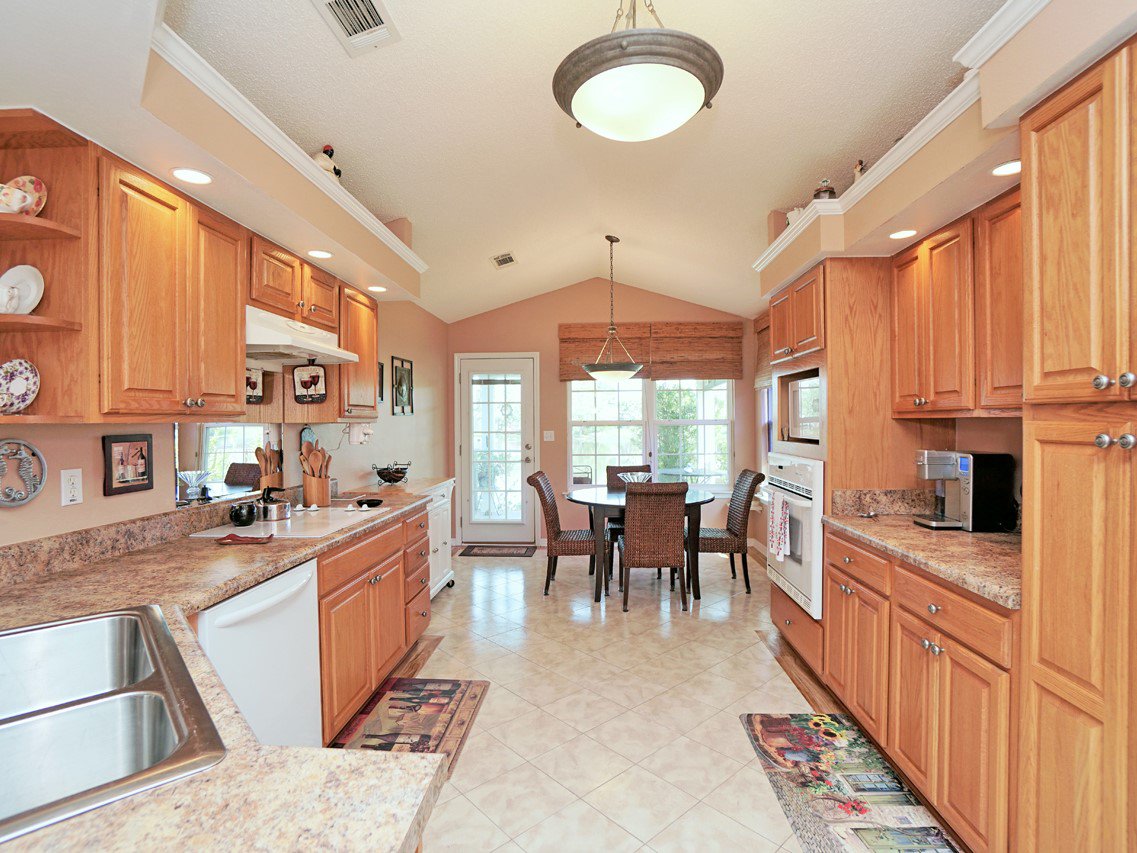 leighmcpherson's tweet image. #LeisureLakes: This is YOUR kind of kitchen! #WaterfrontView #LakefrontHome #FoleyForSale