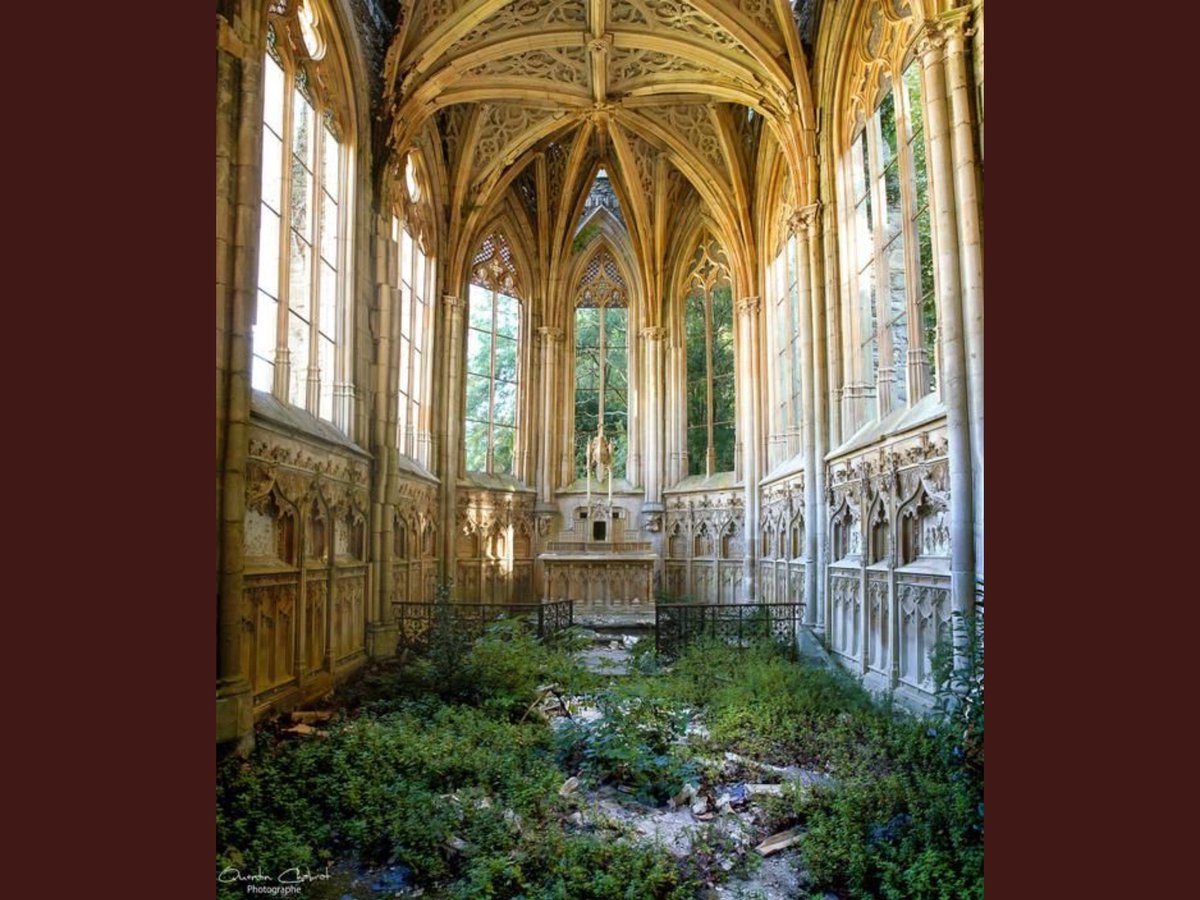 Leegstaande kerk in france