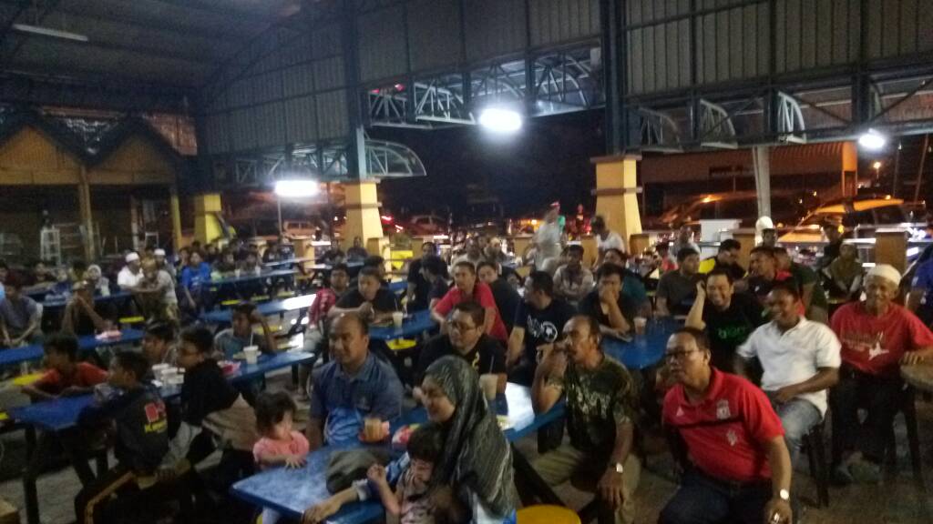 AmranLarut's tweet photo. Tayangan Big Skrin Perlawanan Akhir Bola Sepak Sukan SEA d Selama dan Batu Kurai.Tq kpd semua AJK Pemuda @dhzhamzah @PerakBNYouth @Khairykj https://t.co/0d8acjk54v