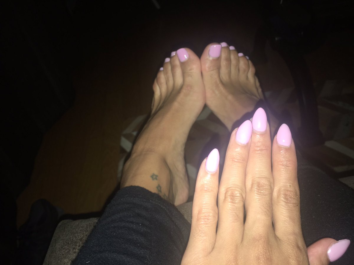 EnchantressSahr's tweet photo. Toetally adorable fingers and toes #fresh #pinkpinkies #almondshape #teamprettyfeet #footfetish #handfetish https://t.co/acU0eFTIGd
