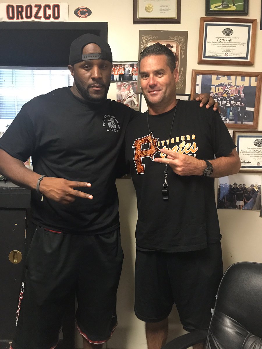 PittHSFootball's tweet photo. Pitt legend Shaunard Harts paying a visit to the Pirates today! Appreciate the love Nardo!!! #pittfamily #93yearsofwinning โ ๏ธ๐๐ถโผ๏ธ๐โ ๏ธ https://t.co/6NuCNqkwlI