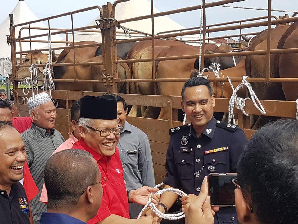 AmranLarut's tweet photo. Majlis penyerahan lembu2 korban.kpd cawangan dan agensi2 kerajaan dalam Parlimen Larut.oleh YB DS @dhzhamzah . https://t.co/UJNgZrVibM