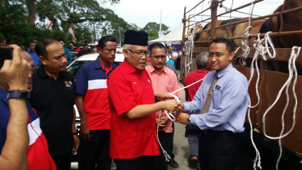AmranLarut's tweet photo. Majlis penyerahan lembu2 korban.kpd cawangan dan agensi2 kerajaan dalam Parlimen Larut.oleh YB DS @dhzhamzah . https://t.co/UJNgZrVibM