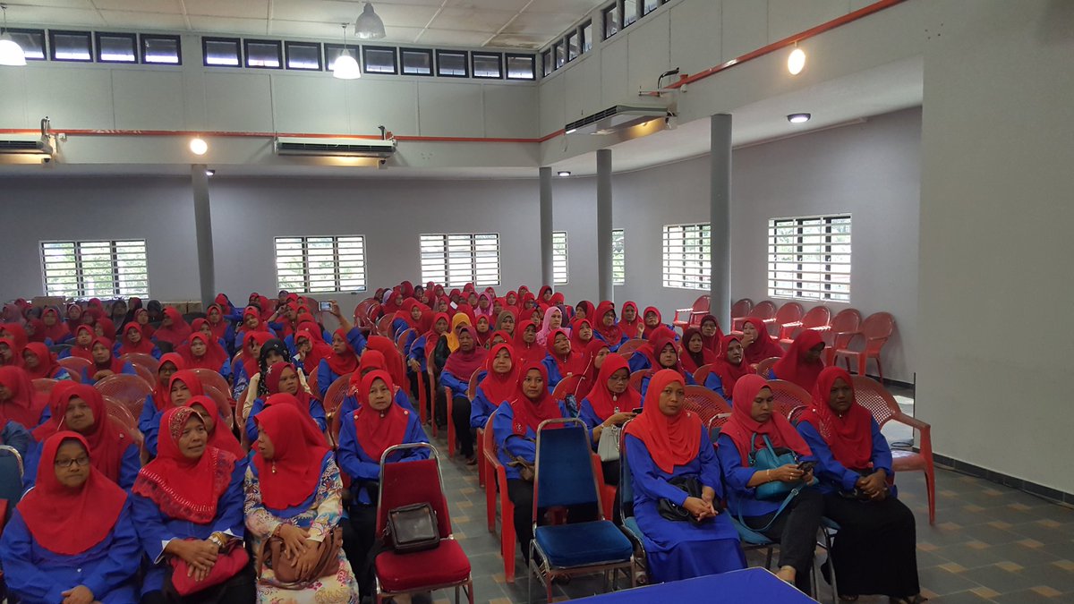 AmranLarut's tweet photo. Majlis bersama JR Wanita UMNO Larut. Kesiapsiagaan wanita. Mmg wajar wanita diberi gelaran tulang belakang UMNO.Tahniah Mak Long @dhzhamzah https://t.co/oz7NeZfSOK
