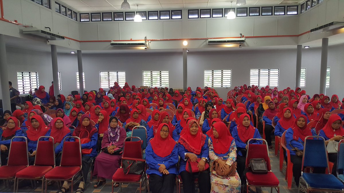 AmranLarut's tweet photo. Majlis bersama JR Wanita UMNO Larut. Kesiapsiagaan wanita. Mmg wajar wanita diberi gelaran tulang belakang UMNO.Tahniah Mak Long @dhzhamzah https://t.co/oz7NeZfSOK