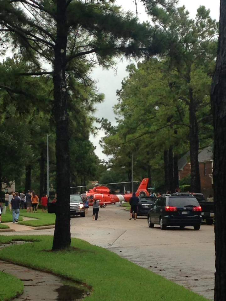 Jacob_Burr's tweet photo. Saw this on FB
This guy has some serious skill to drop that helicopter between the trees in kingwood π³π³ #CoastGuard #HarveyFlood #Kingwood https://t.co/3CzAowJbXu