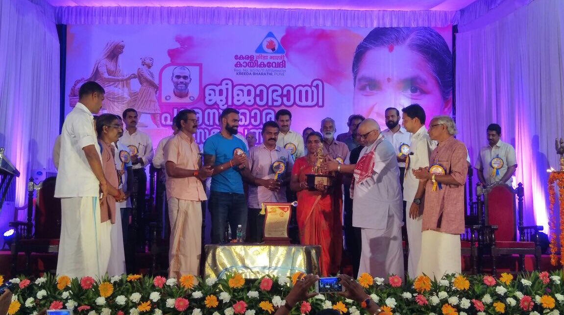 16Sreejesh's tweet photo. Proud son ..... my mother got felicitated by kerala kayikavedi #rajmatha #jeejabhaiaward ##kreedaBharathi#NationalSportsDay #Aug29 https://t.co/1t76iRDxpF
