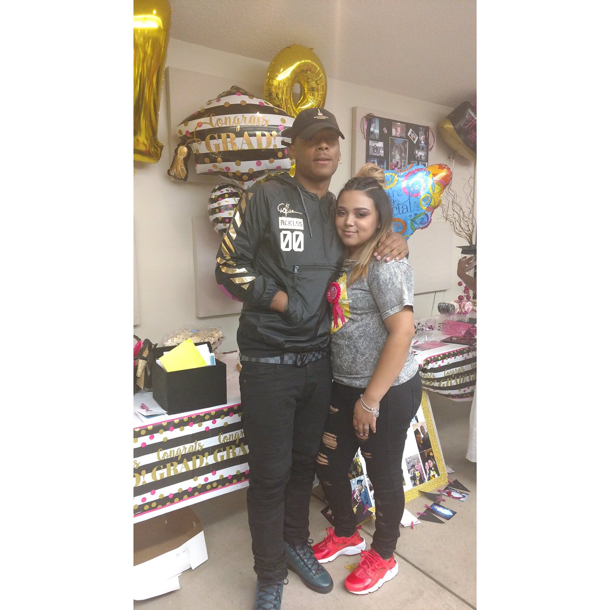 alrx___'s tweet photo. my grad party was good 🎉❤️ https://t.co/TmJbo3onGM