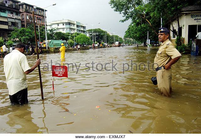 hemantp83's tweet photo. When Mumbai sank.. Police rose to save da day.. For every black sheep there are 100  proud khaki in police... @CPMumbaiPolice @MumbaiPolice https://t.co/aQpSgSQW0a