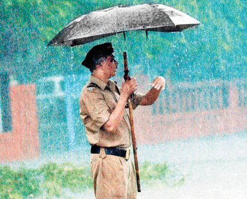 hemantp83's tweet photo. When Mumbai sank.. Police rose to save da day.. For every black sheep there are 100  proud khaki in police... @CPMumbaiPolice @MumbaiPolice https://t.co/aQpSgSQW0a