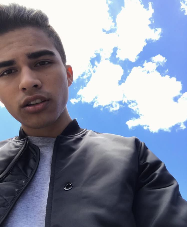 Fake: Alex Aiono 
Very Descriptive 
Single And looking 
Loves Jesus and like to meet new people 
 Retweet for ya boii😊