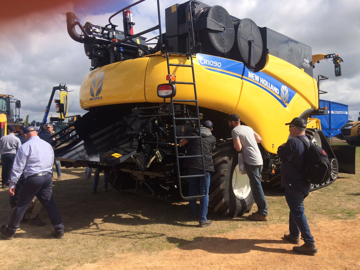 BrettAtkin05's tweet photo. iHSD setup on NH CR10.90 with baffle to seperate #chaff & #straw fraction #Dowerin #WA #ESHST @GRDCSouth @theGRDC @AHRI_Team @peterdnewman https://t.co/5wsifPBO81