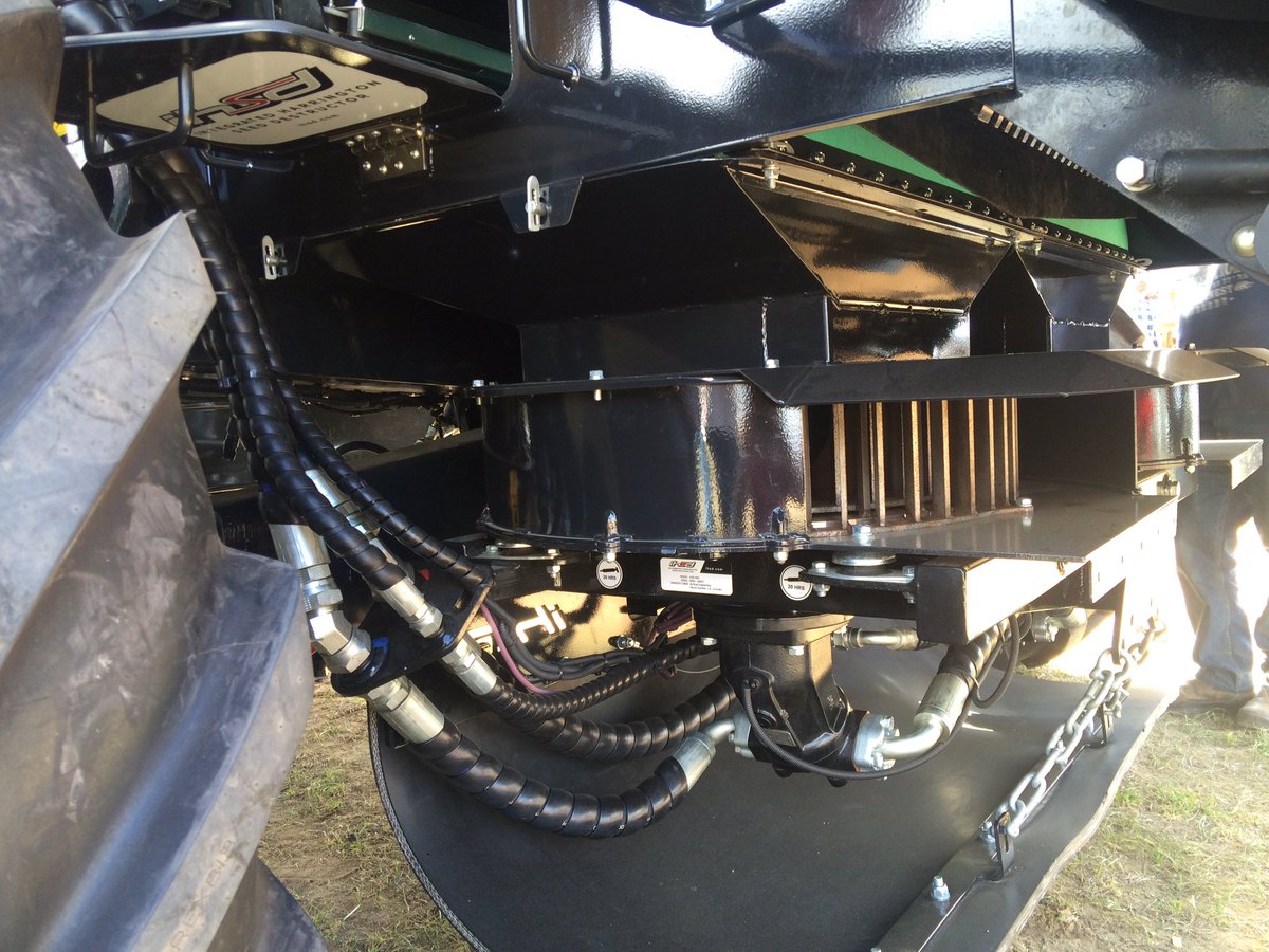 BrettAtkin05's tweet photo. iHSD setup on NH CR10.90 with baffle to seperate #chaff & #straw fraction #Dowerin #WA #ESHST @GRDCSouth @theGRDC @AHRI_Team @peterdnewman https://t.co/5wsifPBO81