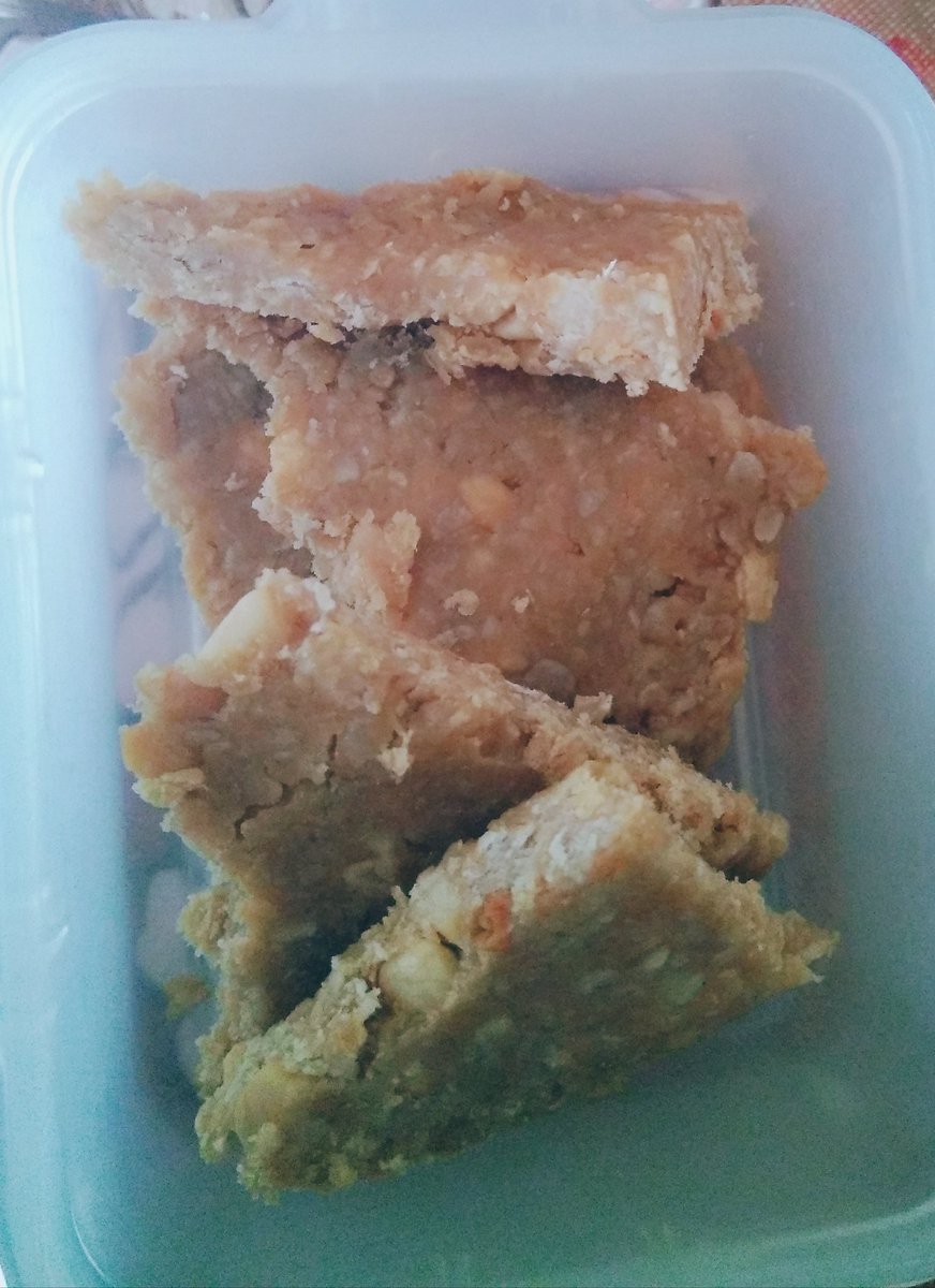 theganeshlife's tweet photo. दिउँसोलाई खाजा । #Homemade #OatsEnergyBar #EgglessPancake #HealthisWealth https://t.co/WLvFWBE0HP