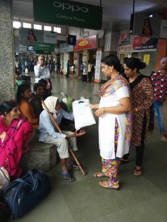FrFranklin's tweet photo. #Puneforane #Bhosariparish #Mathrusangham helped the poor ppl & street children in & around #Pune #RailwayStation. #DigitalKalyan #Catholic https://t.co/OpQzJVugiZ