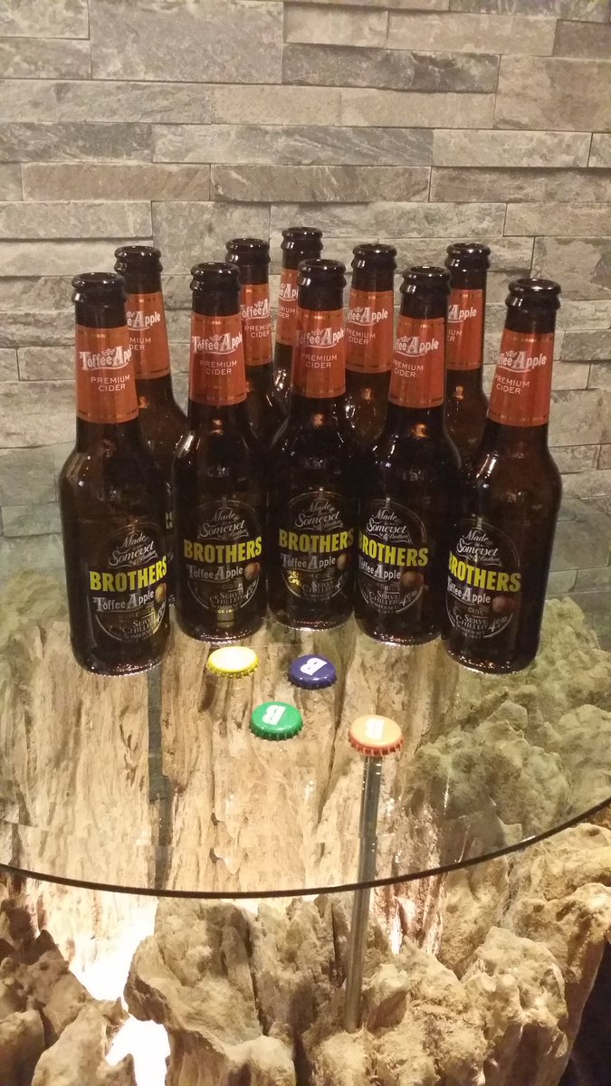 板野翼 つばちん T S Webarでbrothersを飲もう トフィーアップルのフレバーで甘くて美味しい微炭酸 お酒 イギリス産 Brothers Webarでしか飲めない