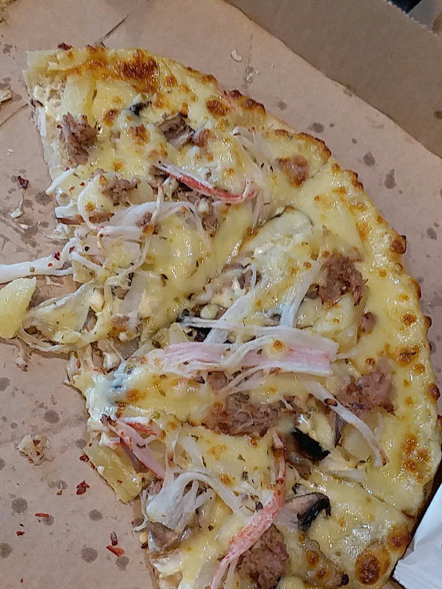 Nickgawolf's tweet photo. @GordanRamsey_ 
What so you think about this pizza at dominos

Crabsticks
Mushroom
Cheese
And pineapple https://t.co/xbqVSOIG50