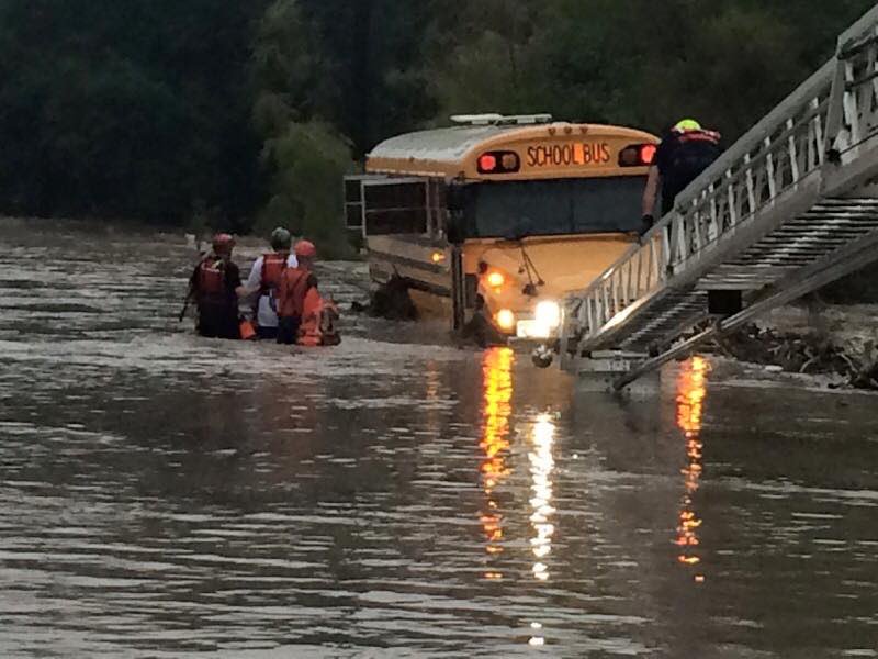 Benioff's tweet image. Over 100K homes lost to flood &amp;amp; thousands of @HISD_Supe students/teachers/staff have lost everything. Please Donate: houstonisd.org/Page/164281