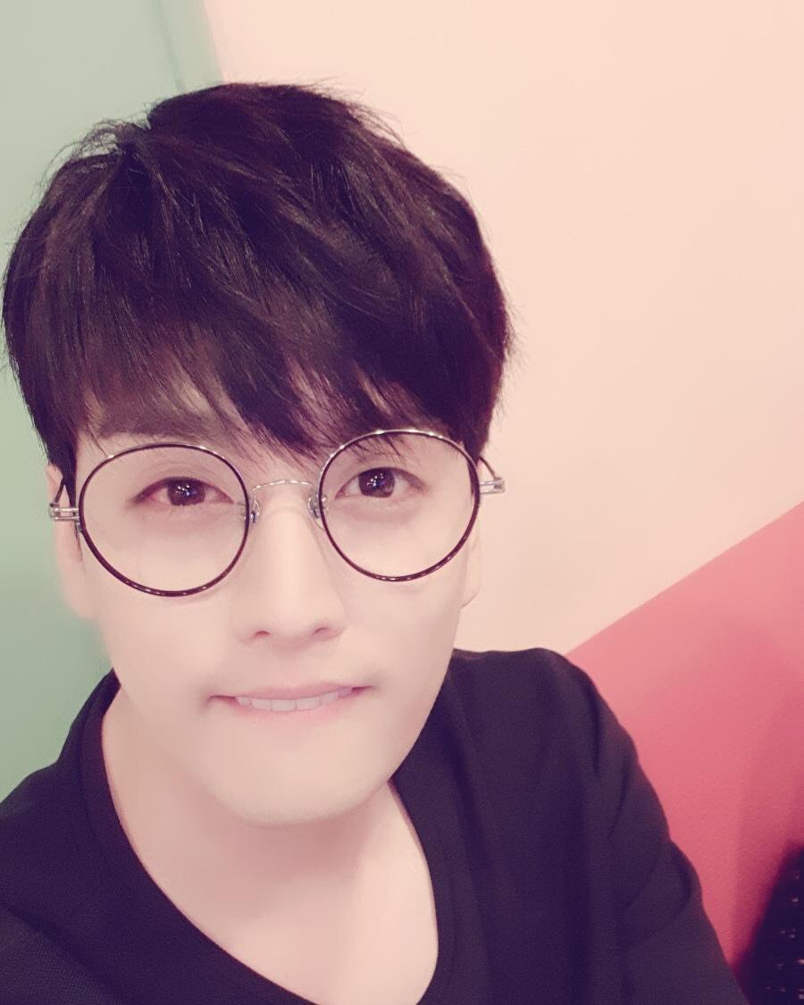 spanish_UKISS's tweet image. [eli_kim91]
Feliz 9no Aniversario! Gracias Kiss Me! #9no #aniversario #KissMe #aparecieronunpardevasossanguíneosenmisojos
 #perdílavista ㅠㅠㅠ