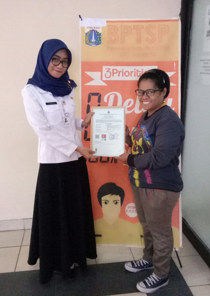 UPPTSPTUGUT's tweet photo. Penyerahan SIP drg. Jeni Riski oleh CRO @UPPTSPTUGUUTARA @layananjakarta @edyJDM #SETIA #MelayaniJakarta ☎021-1500164 https://t.co/35c6wpRjt9