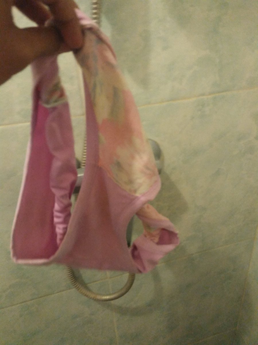 KalaKaung's tweet photo. Iseng pinjem toilet dirumah temen, eh nemu ginian si tante habis mandi kelupaan cd https://t.co/yF4JhWwMRI