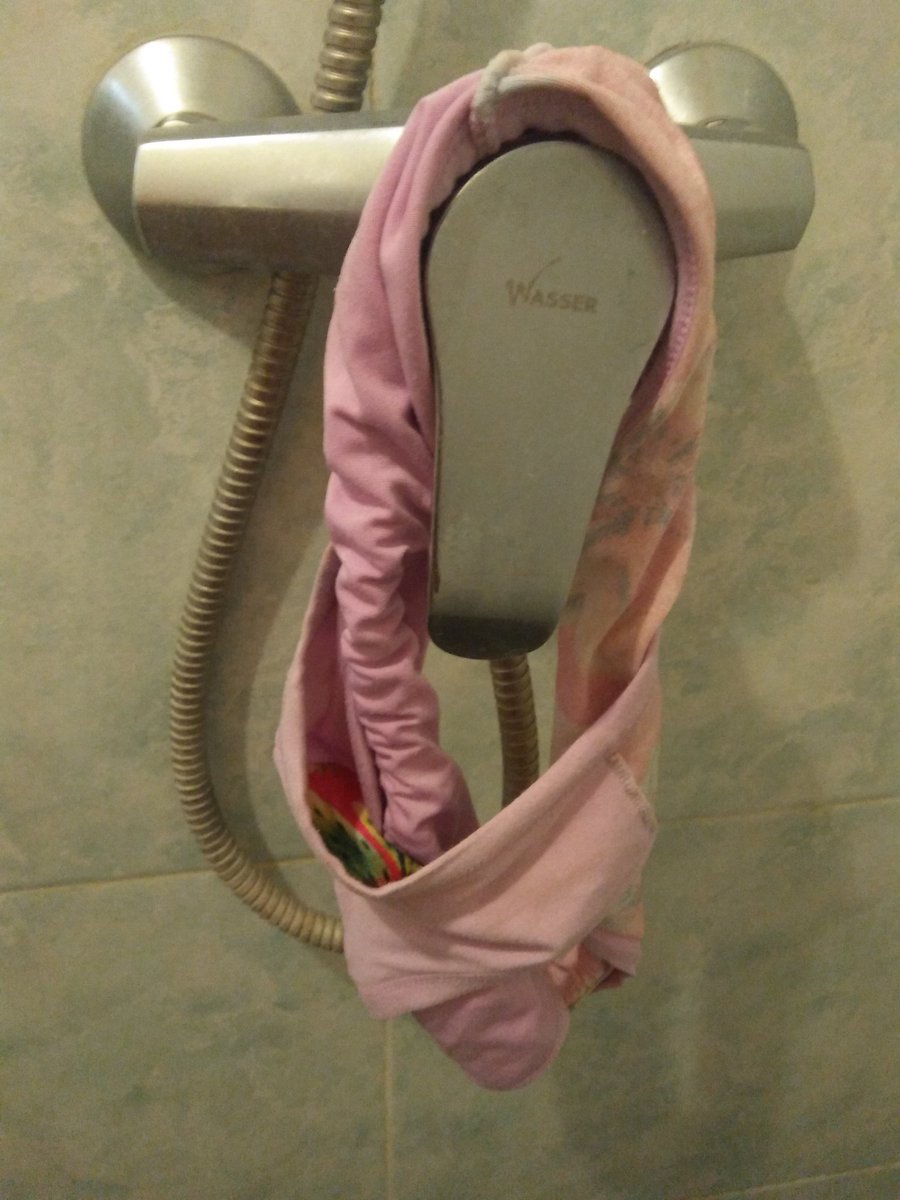 KalaKaung's tweet photo. Iseng pinjem toilet dirumah temen, eh nemu ginian si tante habis mandi kelupaan cd https://t.co/yF4JhWwMRI