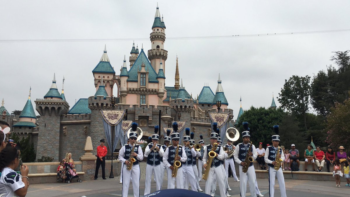 strawberry_730's tweet photo. 8/24,25
Disneyland in California
念願の海外ディズニー🐭🏰

日本やったらアトラクションに専念する派やからショーとかパレード最前列で見れて幸せやった💕
2日間でも満喫できた✨✨ https://t.co/oaaUYbvgCd