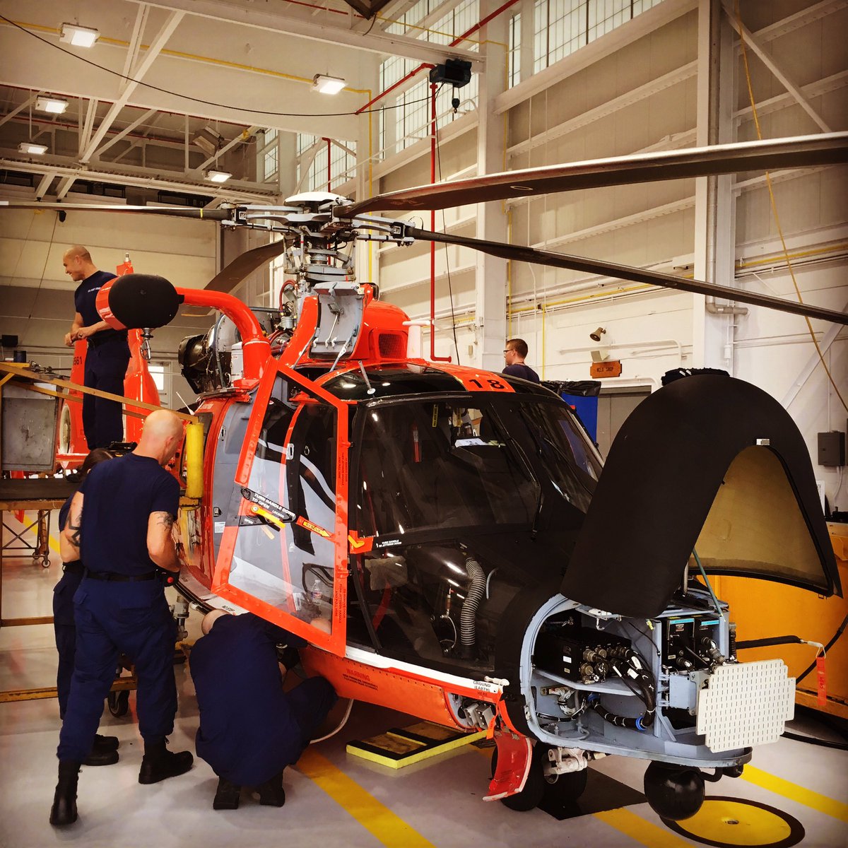 lewass19's tweet photo. @USCG maintenance crews are working around the clock to ensure assets are safe for flight and ready to save lives.  @HLNTV @CNN @RobinMeade https://t.co/9t1ePu69Ud