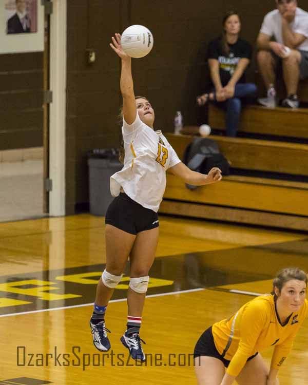 OzarksOzone's tweet photo. PHOTOS: Kickapoo 2, Ozark 0 - https://t.co/zR6XeV6y6o @Volleychiefs @OzarkHS https://t.co/k8APsiMlNY