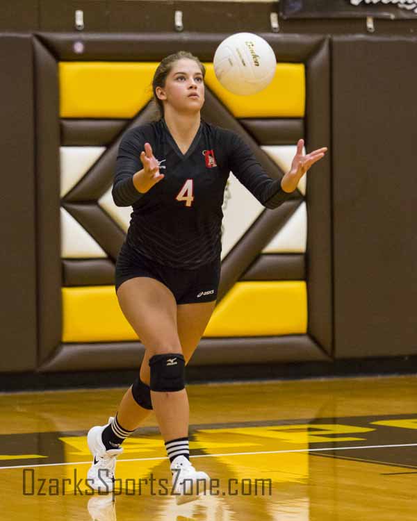 OzarksOzone's tweet photo. PHOTOS: Kickapoo 2, Ozark 0 - https://t.co/zR6XeV6y6o @Volleychiefs @OzarkHS https://t.co/k8APsiMlNY