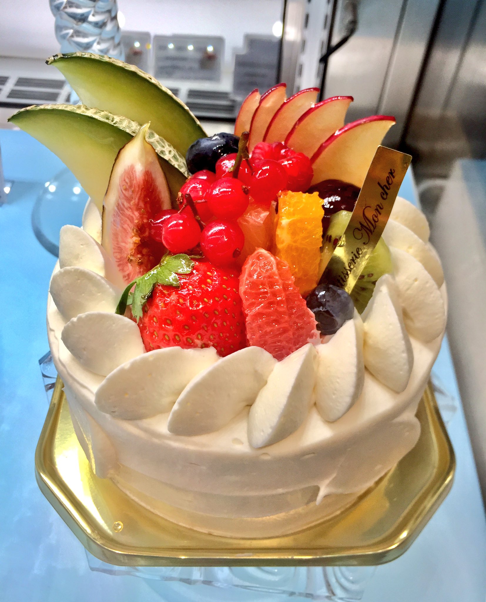 パティスリー モンシェール 堂島本店で販売の季節のアントルメ 4号2 680円 色とりどりのフルーツを華やかに飾った ホールケーキ トッピングのフルーツは各エリアや店舗によってちょっとずつ変わります 本店の焼き菓子詰め合わせは皆に配り易い500円
