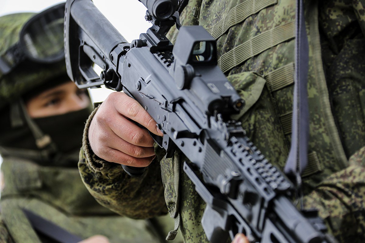 вооруженный автоматом. солдат с автоматом. штурмовая винтовка м16. вооруженный автоматом. M4a1 винтовка сша.