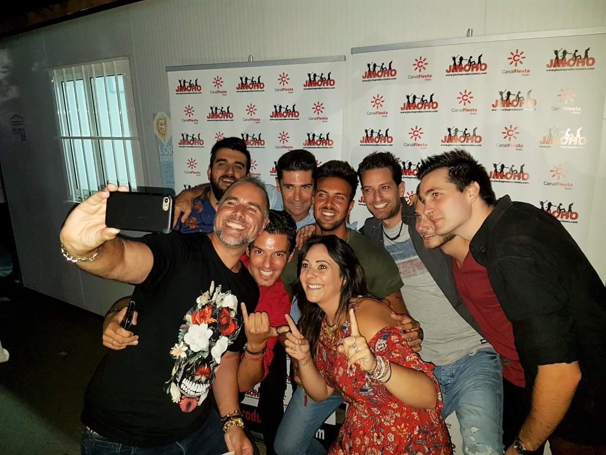 Lindos momentos con <a href="/_Leleoficial_/">LELE</a> <a href="/dominguezja/">José A. Domínguez</a> @sarajimenez_07 y <a href="/MoiLosada/">MOISES LOSADA</a> antes de salir a escena. Lujazo!❤
<a href="/canalfiesta/">Canal Fiesta Radio</a> <a href="/aytoloradelrio/">Ayto. Lora del Río</a>