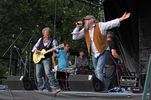 StephenFoz's tweet photo. Rock bands don't come any better than #BusterJames. Singer #RogerJames joins me on @BBCSuffolk 6-40 2nite ahead of gig @TGAv77 Sun 3/6 6pm. https://t.co/yxl6lYSXp9